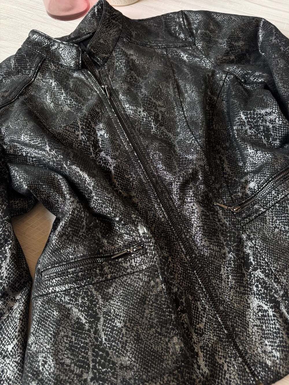White House Black Market Metallic Snakeskin Print Moto Jacket Size 14 - Picture 4 of 7